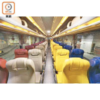 港澳一號的車廂椅子採用四色設計。