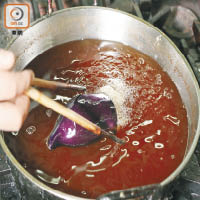 起油鑊略炸茄子，盛起瀝油後放入冰水中浸約10分鐘。