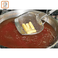 番薯洗淨蒸約20分鐘，切成條狀，上生粉炸脆備用。