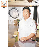 黎昕齊師傅入行約10年，先後在本地多間西餐廳、餅店及米芝蓮餐廳製作甜品，現為尖沙咀一間酒店糕餅總廚。