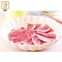 韓牛肋骨肉<br>近年大熱的韓牛，適合煎煮或燒烤，原本該區並沒有韓牛賣，試過有客人得知小店有售即「衝過來」支持。