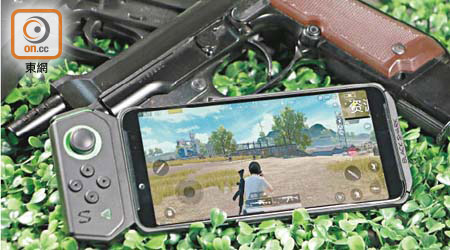 黑鯊遊戲手機Helo的專用手柄兼容《PUBG Mobile》，已設定開槍、瞄準等按鍵。售價：$4,180（8GB RAM＋128GB ROM）