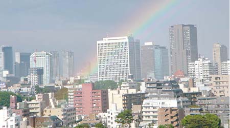 https://upload.wikimedia.org/wikipedia/commons/e/e5/The_rainbow_in_Tokyo_-_panoramio.jpg