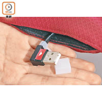USB防水連接線藏於內袋，打開魔術貼便能拉出。