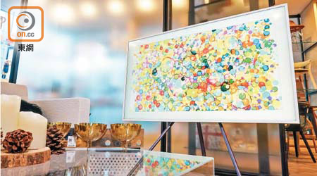 The Frame 2.0電視可以掛牆或安放在座地架，外形似足名畫藝術品。<br>售價︰$32,980（55吋）、$42,980（65吋）