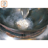 2. 燒熱鍋，加薑米、蟹肉、1/4碗雞湯、鹽、雞頭米炒勻，以生粉埋芡。