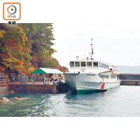 觀光遊覽船分為兩層，可輕鬆遊盡淨土之濱沿岸地區。