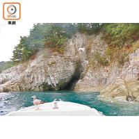 青之洞窟是個海蝕洞，窄得僅夠小船駛進。