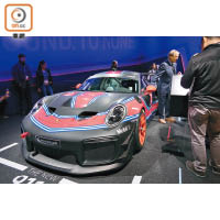 Porsche 911 GT2 RS Clubsport 限量跑手<br>全球首發的911 GT2 RS Clubsport源自賽道，但設定卻適合在街上行駛，限量生產200輛，配備3.8公升水平對向雙渦輪增壓引擎，可爆發出高達700ps的馬力。