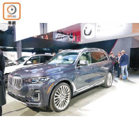 BMW X7 極「巨」氣勢<br>X7是廠方最新最大型的SUV款式，擁有龐大的車體，長度達到5,151mm，車頭設計更有別傳統，氣勢十足，設備賣點多，加上車廂空間闊落，不少身高6呎以上的外籍人坐進去也不迫狹。