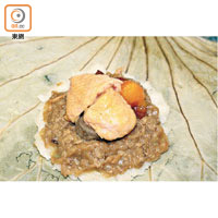 糯米雞<br>傳統茶樓點心之一，用荷葉包着糯米及多種食材蒸煮，熱騰騰打開，傳來陣陣荷葉與飯香。