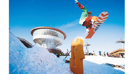 High 1渡假村舉辦的Go-Go Ski Festival慶典活動，參加的朋友可快樂地學習滑雪，並備有多項特色玩意。