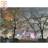 「時空之扉廣場」，在沒有背景之下投射了Akiyo及歡樂精靈的立體影像交代劇情。