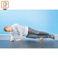 Step 1：<br>首先側身躺於地上，雙腿拍合，滾筒置於右小腿骨下，右手前臂及左手手掌放在地上作支撐。