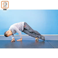 Step 2：<br>升起身體，拉起雙腳，這時會感到腹斜肌收緊。接着呼氣上、吸氣落，完成動作。