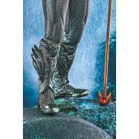 小腿護甲及長靴表面加入金屬塗裝及魚鱗細節。