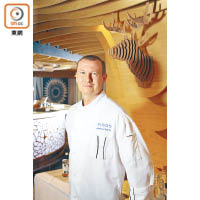 Chef Jaakko Sorsa有逾20年烹飪經驗，曾於芬蘭總統府及當地最大企業董事會任御廚及私人主廚；2004年來港，於尖沙咀一間酒店擔任行政總廚至今。