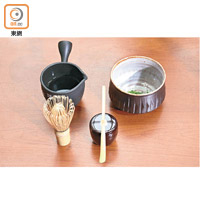 左上是盛熱水的茶壺，旁邊的茶碗用來泡茶，元旦當日可選日出、富士山或生肖圖案；左下是茶筅，亦即拂打茶粉的竹掃，而用來盛載抹茶粉的容器則叫「棗」，正中間會放上茶杓。