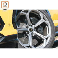 耐熱性極佳的大尺寸碳陶瓷煞車碟，其中前碟尺寸為440×40mm，配鋁製10活塞卡鉗，帶來上佳制動效能。