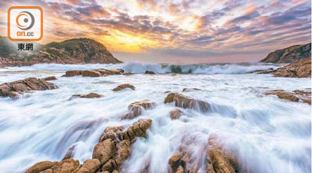 石澳後灘可配合海景拍攝日出景觀，使用ND減光濾鏡，水流會變成如絲絹般的霧化效果。