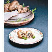 日本松茸是體驗四季料理的名貴食材之一，嘗味期相當有限，高橋師傅簡單用米香帶出松茸的芬芳。