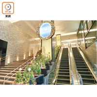 難波SkyO與大阪地鐵難波站及南海難波站相連，可從地面的扶手電梯上去。