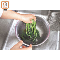 1.雪菜洗淨切粒；紅棗開邊去核；鮮百合、榆耳及蟲草花洗淨備用。