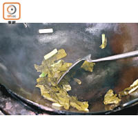 1. 鹹酸菜洗淨後切塊，用薑、葱起油鑊炒香。