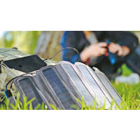 太陽能充電板攤開僅9.6×1.4×2.9吋，重量亦只有0.7磅，帶去戶外使用亦不覺累贅。
