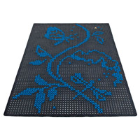 EMBROIDERY RUG<br>花樣地氈以傳統十字繡製成，物料則是來自羊毛公司廢棄絨線。