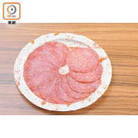 Salami是意大利經典肉腸，肉與脂肪比例為1比1，吃起來分外甘香油潤。