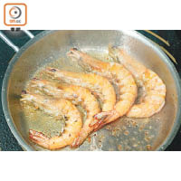 4. 將蝦煎至金黃色及剛好熟後鋪在番茄豆面，最後刨上少許帕爾馬芝士碎即成。