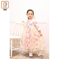 Bonpoint白色連身裙，綴以粉紅花花圖案，加上薄紗作裝飾，優雅瑰麗。$4,955（b）