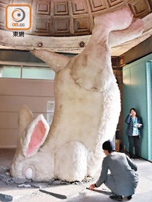 車站入口有約4米高巨兔擺設，以「鑽地洞」甫士垂直插入地板，寓意跟隨牠捐入地底探險。