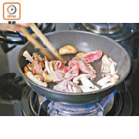 爆香蒜片及蘑菇；將牛肉炒至半熟，上碟備用。