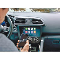 娛樂系統支援Android Auto及Apple CarPlay，可將智能電話連結至車載系統。