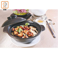四川重慶雞煲<br>選用油分重的三黃雞製作，加上惹味的醬汁，辣度亦可自行控制，吃完成身暖晒。