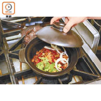 4. 將食材放在瓦煲內，放芫荽和洋葱圈，煲10至15分鐘即成。