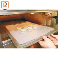 將餅皮放入7厘米直徑撻模內，輕輕壓實，唧入9成滿餡料，以250℃焗20分鐘即成。