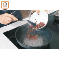 2.蝦米洗淨浸軟，切成幼粒。臘腸、臘肉洗淨蒸至軟身後切粒，汆水備用。
