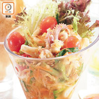魷魚沙律泰式蝦片<br>泰式沙律一向受歡迎，其實材料離不開生菜、甘筍、車厘茄等蔬菜，關鍵卻是香辣醬汁，蘸點蝦片更加風味無窮。