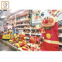 玻璃收藏庫展示了《麵》玩具、布偶、文具等商品。