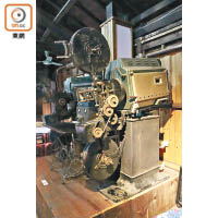 閣樓擺了不少舊日電影器材，包括播放菲林電影的放映機。