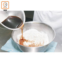 黑糖加600克水煮成黑糖漿，待涼至約60℃與600克糯米粉、150克澄麵粉、300克椰漿及100克菜油拌成粉漿。