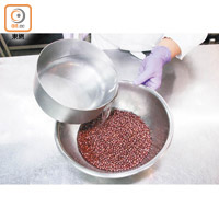 紅豆注入450克水，蒸1.5小時後壓成紅豆蓉。