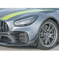 制動卡鉗噴上AMG GT R Pro專屬的黑色。