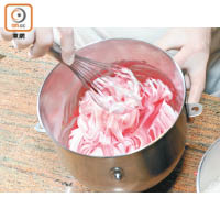 2. 將蛋糕漿材料混合攪拌後，加入菜油拌勻，然後以中速把蛋白霜材料打起，再將打起的蛋白分數次加入蛋糕漿中輕力拌勻。