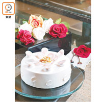 玫瑰天使蛋糕<br>未入口已散發陣陣玫瑰花香，加上不會太甜太膩的白朱古力花瓣，好吃又好看。