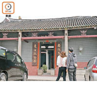 到達元朗，當中多個歷史建築如鄧氏宗祠都是熱門景點。