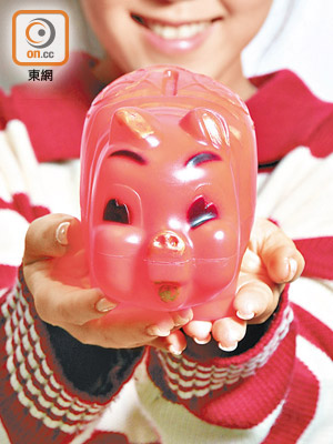 紅膠豬錢罌帶有吉祥、富貴的寓意，屬七、八十年代的熱門年貨。